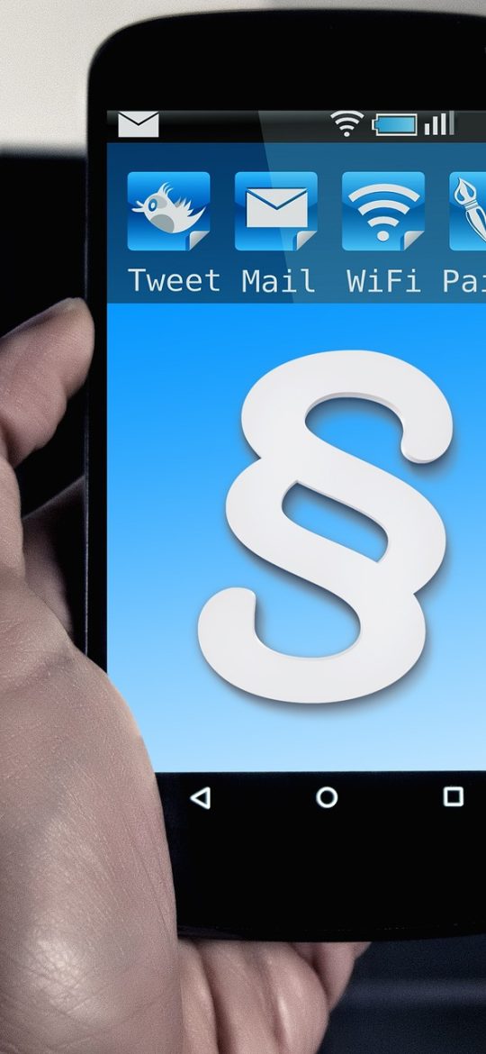 迅雷电影 App 搜索界面截图，输入框中已键入剧情关键词，下方列出多条候选结果并标注年份与片长，右侧有按相关度排序的切换按钮